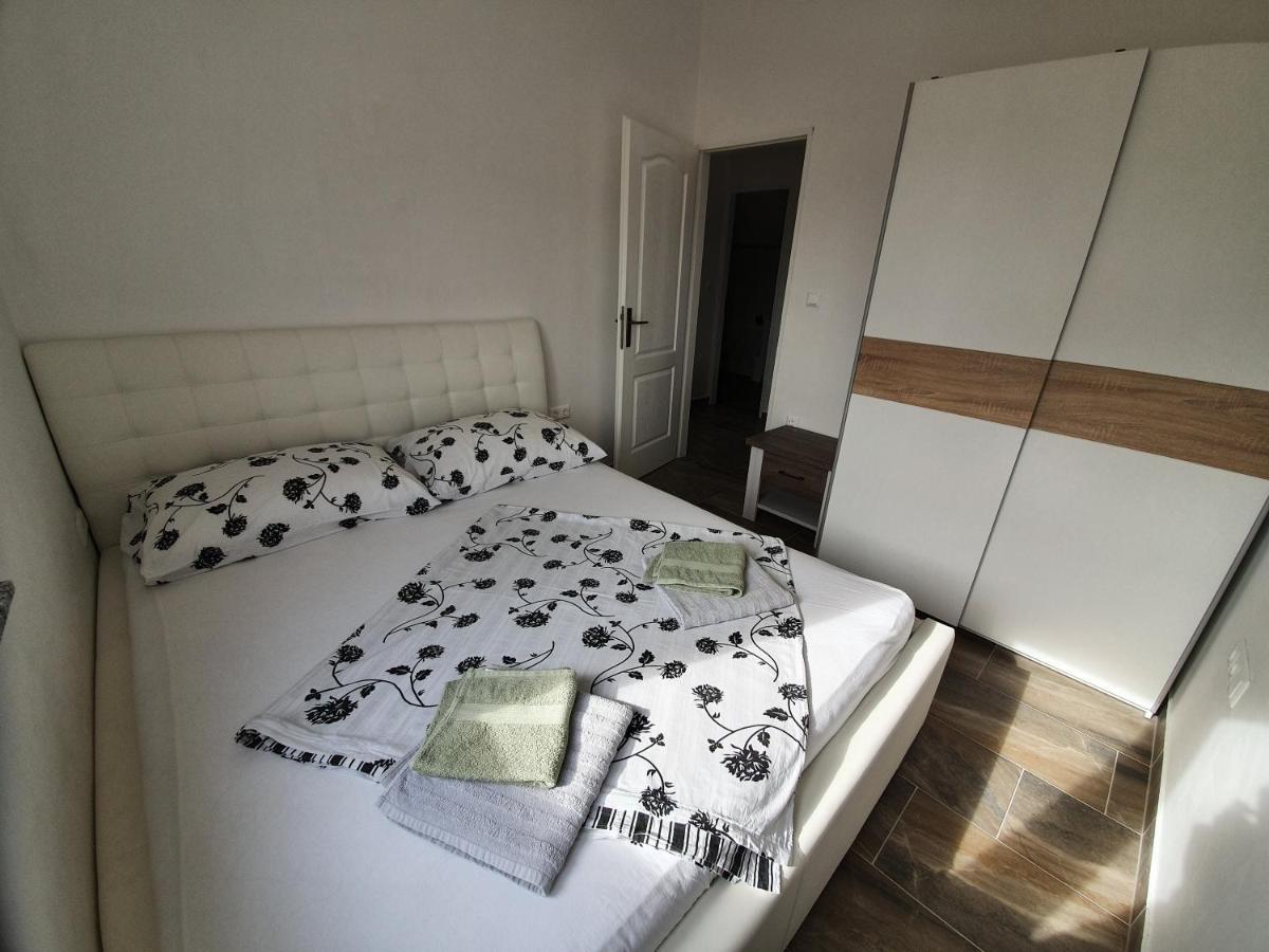 Apartments Ljubic Паг Екстериор снимка